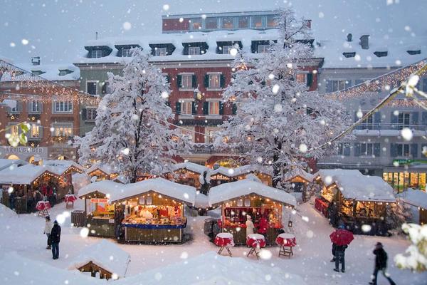 Adventmarkt im Schnee