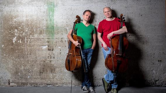 Cello-Duo "Cemplified" rockt den Saal im Gymnasium